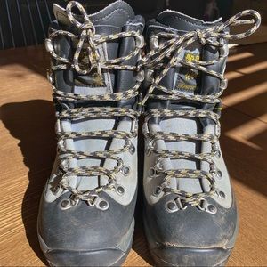 La Sportiva Women’s Makalu Mountaineering Boot